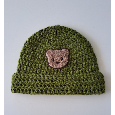 Beanie / Mutsje donkergroen met beer applicatie / wol