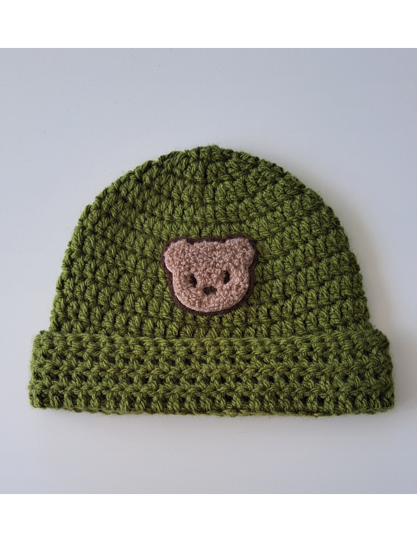Beanie / Mutsje donkergroen met beer applicatie / wol