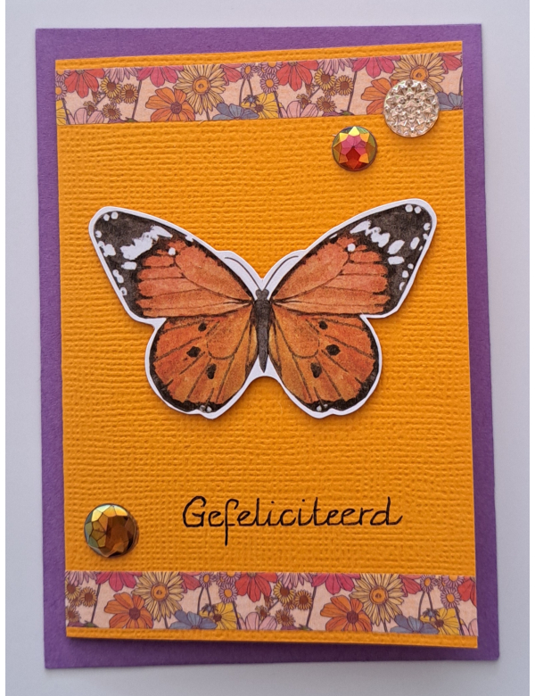 Wenskaartje klein gefeliciteerd ,oranje + envelopje / vlinder