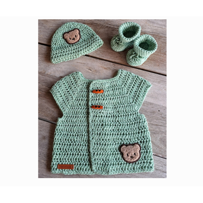Set lindegroen + beerapplicatie : Mutsje  + Vestje  + Slofjes, wol