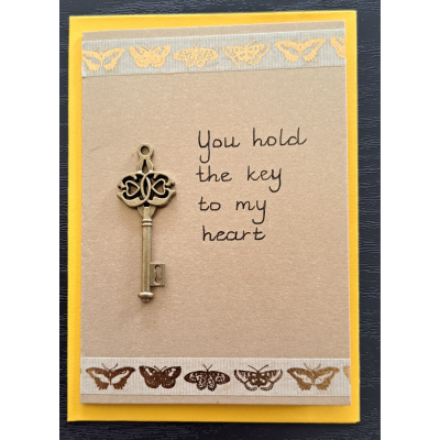 Kaartje klein goud - You hold the key to my heart - met gele envelop
