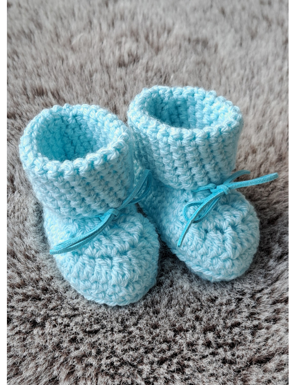Booties / Slofjes lichtblauw + suède vetertje, wol