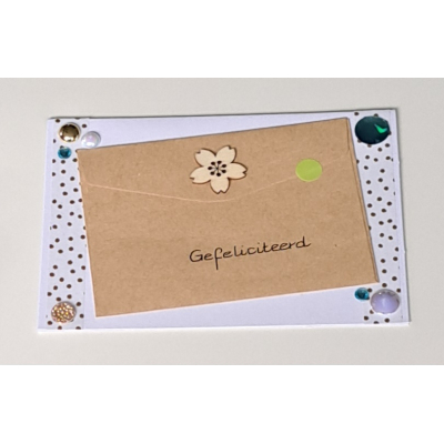 Wenskaart gefeliciteerd wit + cadeau envelopje bruin, bloemetje