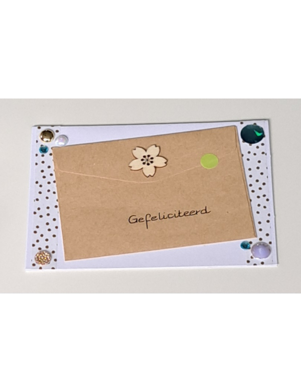Wenskaart gefeliciteerd wit + cadeau envelopje bruin, bloemetje