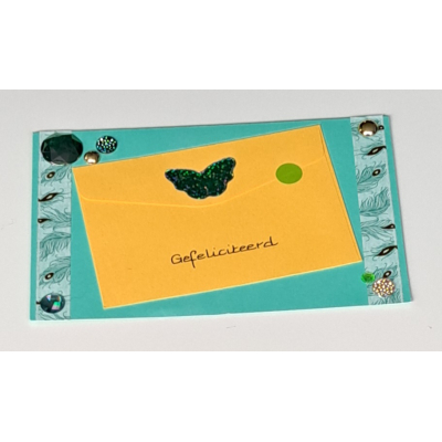 Wenskaart gefeliciteerd groen + cadeau envelopje geel / vlinder