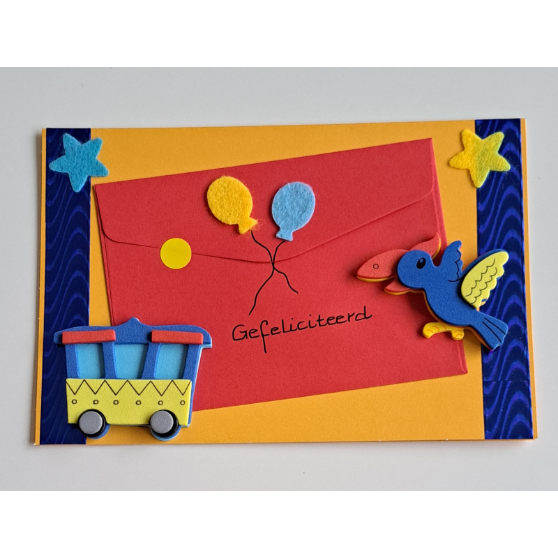 Wenskaart Gefeliciteerd, treintje en vogel, geel + cadeau envelopje