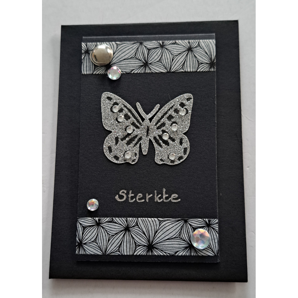Wenskaartje klein / Sterkte, zwart + zilveren vlinder + envelopje