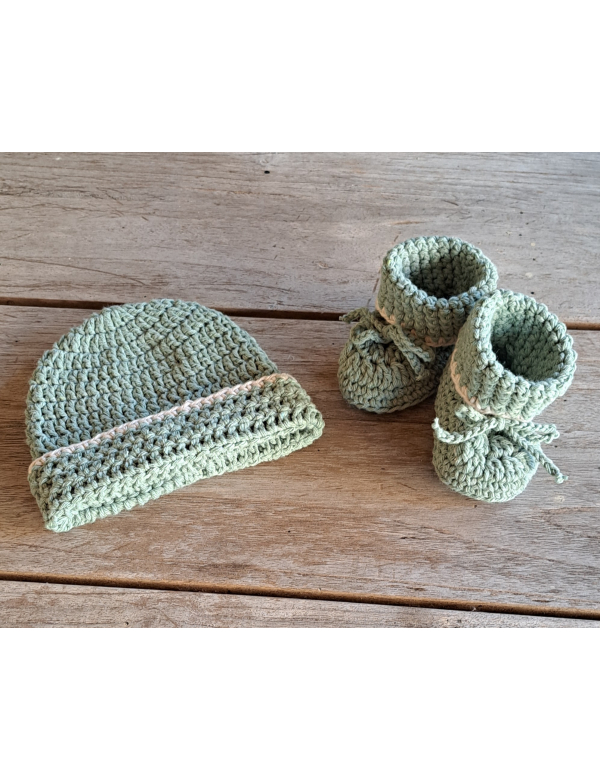 Set : Baby Mutsje + slofjes - lindegroen + crème 