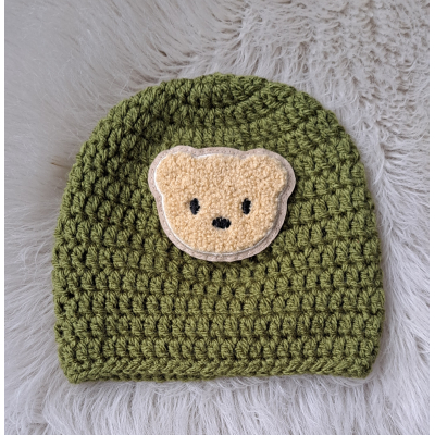Beanie / mutsje mosgroen, met grote beer applicatie, wol