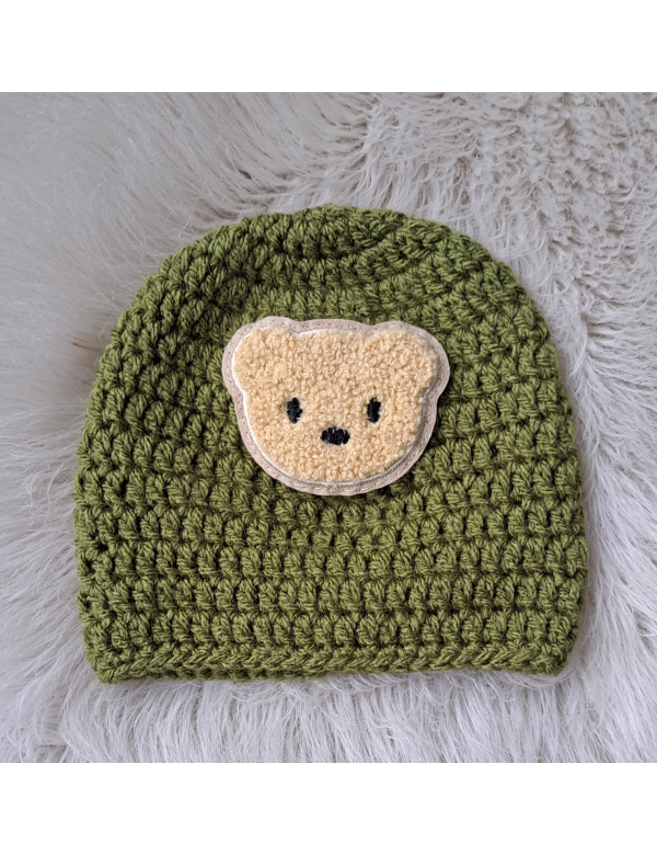 Beanie / mutsje mosgroen, met grote beer applicatie, wol
