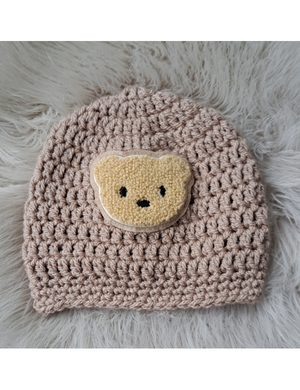 Beanie / mutsje zand , met grote beer applicatie, wol