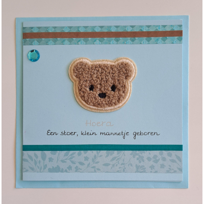 Wenskaart vierkant, blauw, fluffy bruin beertje / geboorte jongen